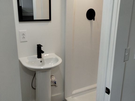 5th image of 200 W Walnut St Unit 8