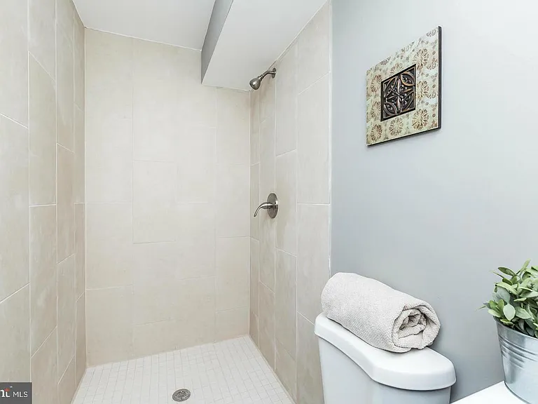 1505 Clarkson St — Photo 27