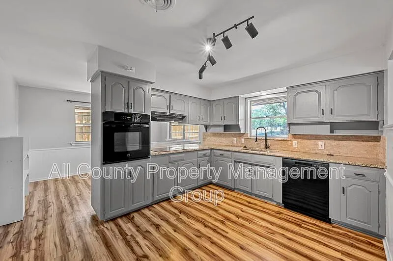 3 bed, 2.0 bath, 1706 sqft, $2,895 — Photo 4