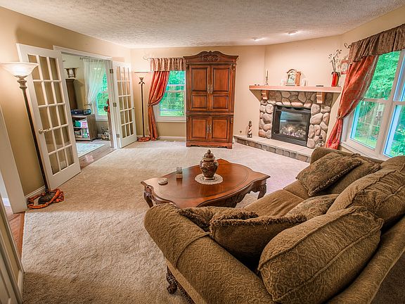 4th image of 7320 Wentworth Ln