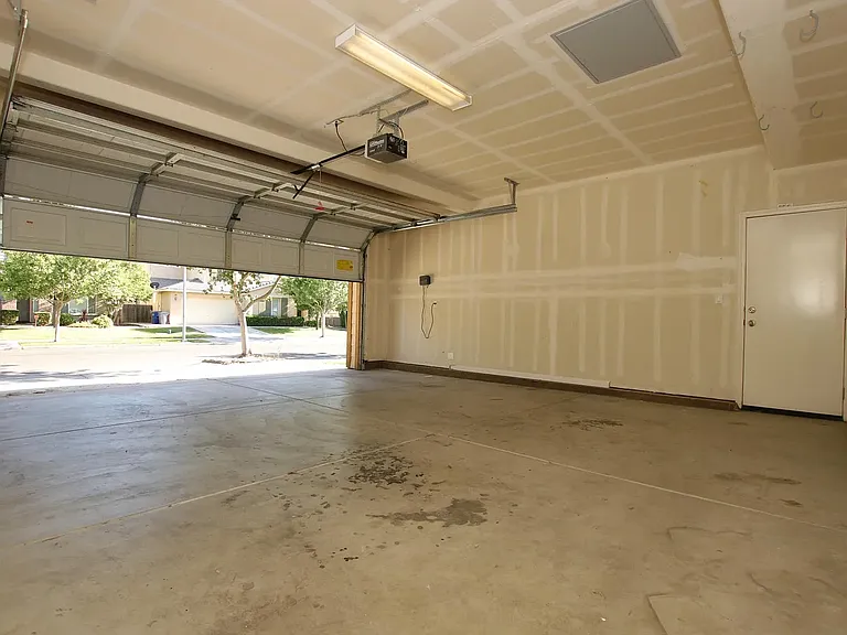 833 Round Hill Dr — Photo 26