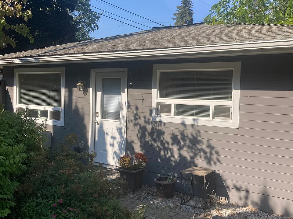 1410 1/2 E Ash Ave