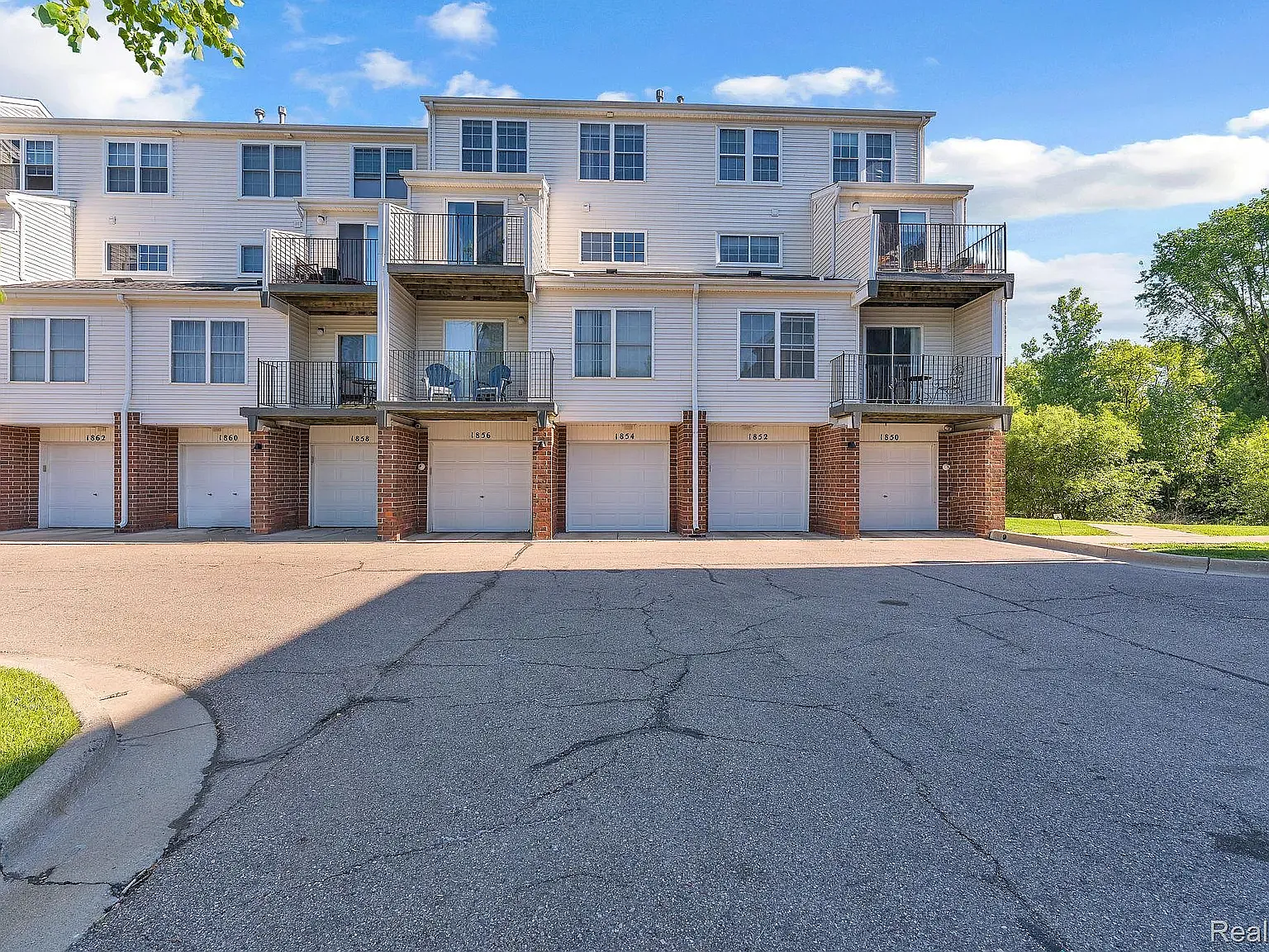 2 bed, 1402 sqft, $2,350 — Photo 2