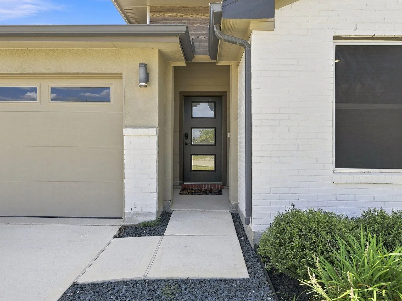 4 bed, 2.0 bath, 1902 sqft, $2,600 — Photo 4