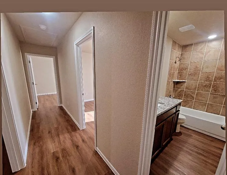 512 Raymond St #B — Photo 16
