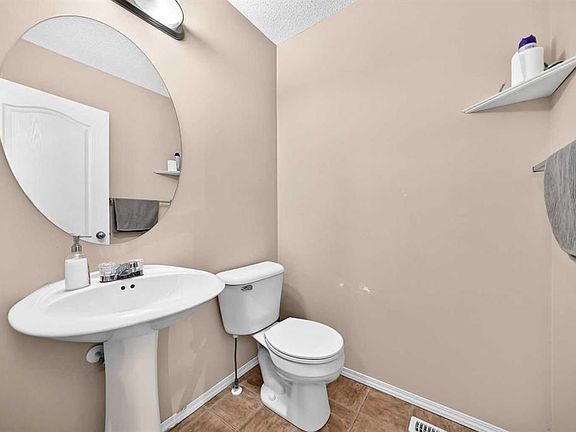 5th image of 18 W Taralake Gdns NE