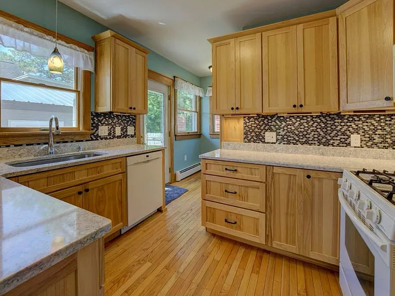 546 Webster St — Photo 2