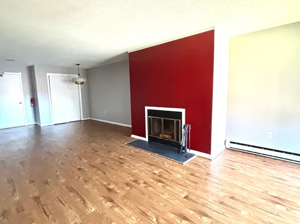 90 Kane St APT B6, West Hartford, CT 06119