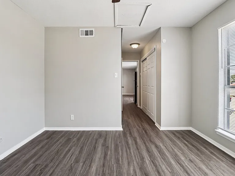 Oak Tree Apartments — Photo 20