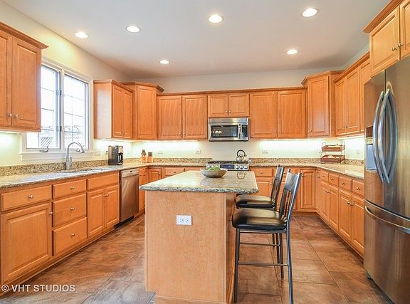 4th image of 360 N Larch Ave