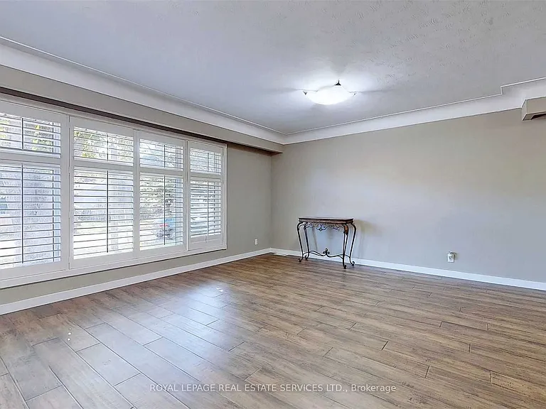 4 McMaster Ave — Photo 10