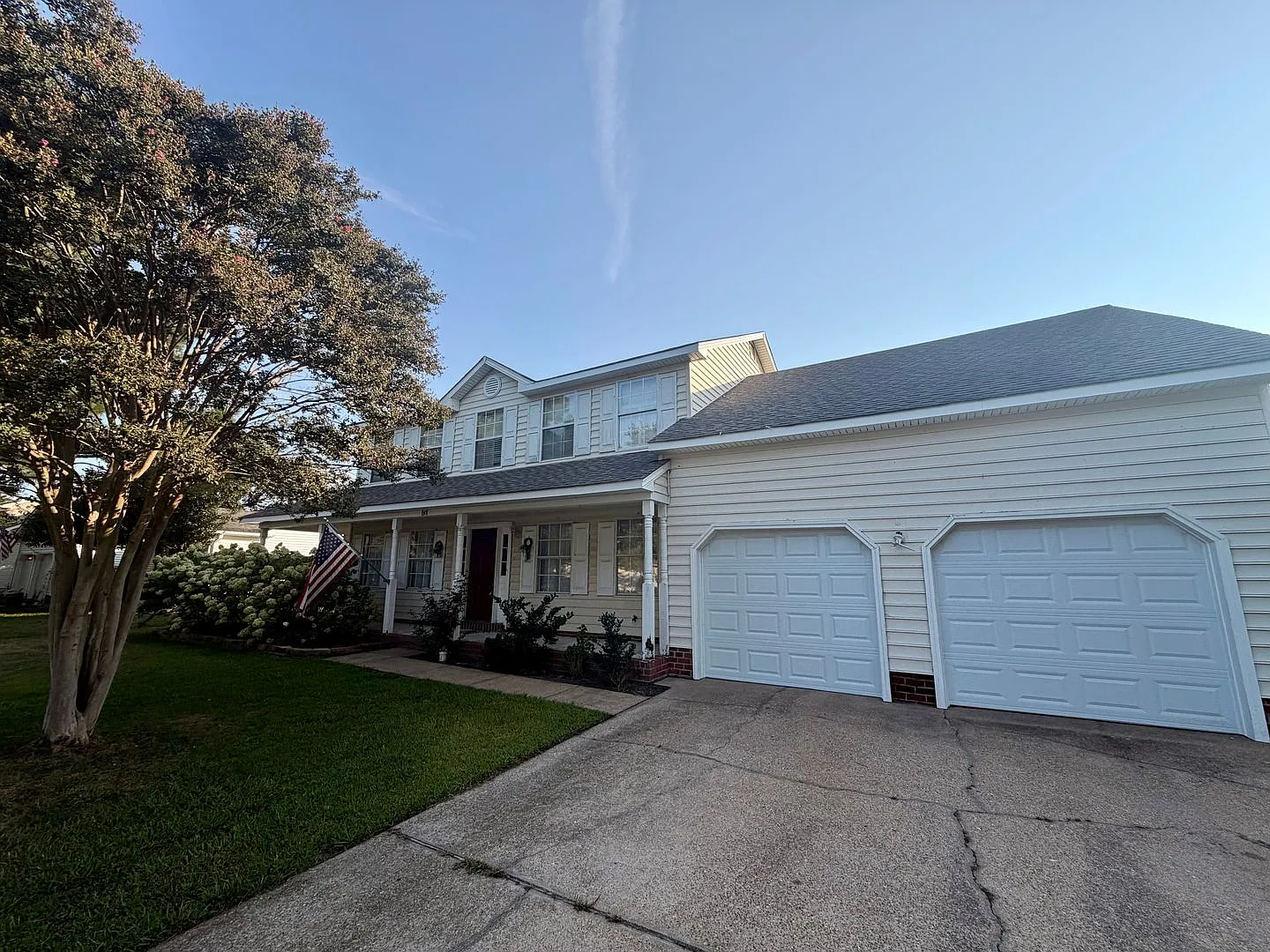 4 bedroom, 2.5 bath on the water — Photo 1