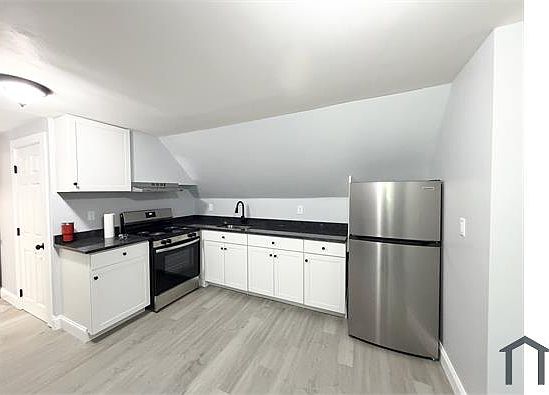 2nd image of 155 Oak St APT 3