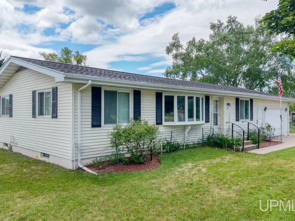 809 W Hughitt St, Iron Mountain, MI 49801