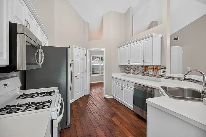 390 Silverthorn Dr NW — Photo 8