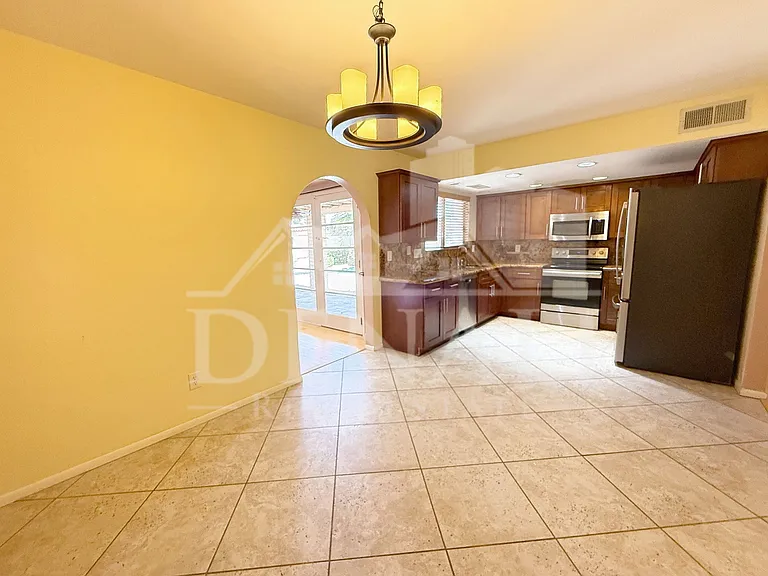 2102 W Knox Rd — Photo 9