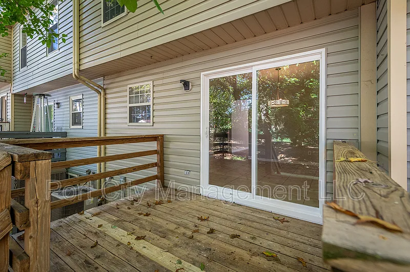 3 bed, 2.5 bath, 1188 sqft, $2,100 — Photo 4