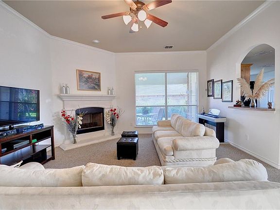 4th image of 900 Peach Ln