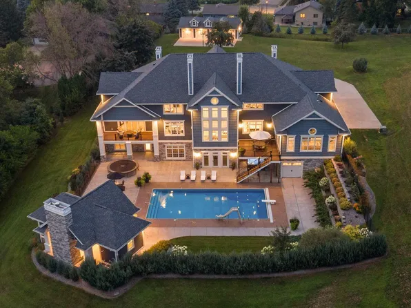 1811 Crestview Ct, Red Wing, MN 55066