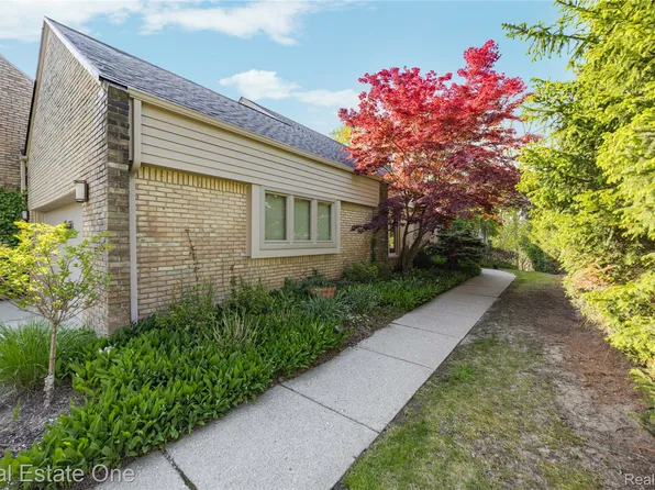5000 Mirror Lake Ct #19, West Bloomfield, MI 48323
