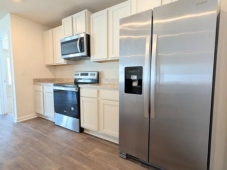 869 Twickenham Loop — Photo 4