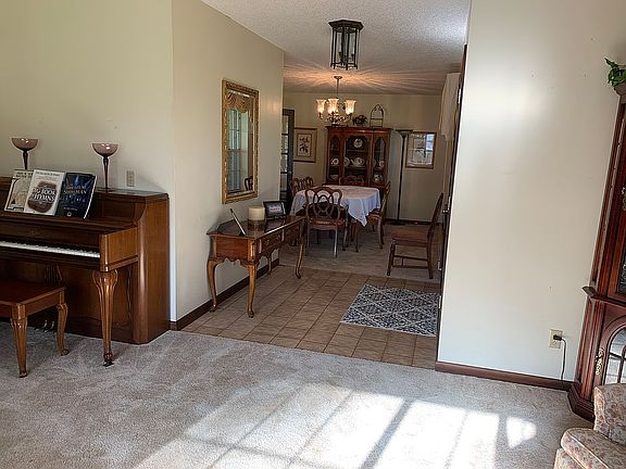 4th image of 61 Harlowe Ln