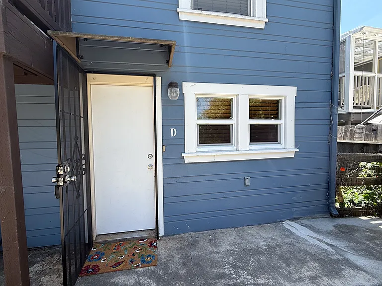 950 46th St #D — Photo 8