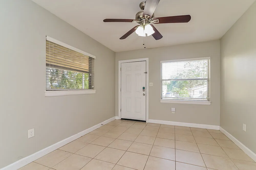 3 bed, 2.0 bath, 912 sqft, $1,915 — Photo 3
