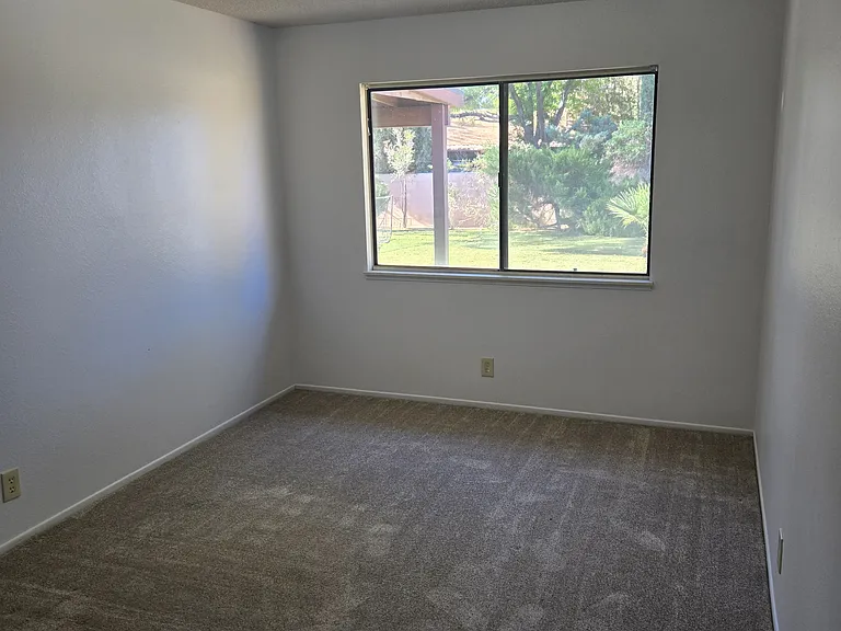 713 W Howell Ave — Photo 16