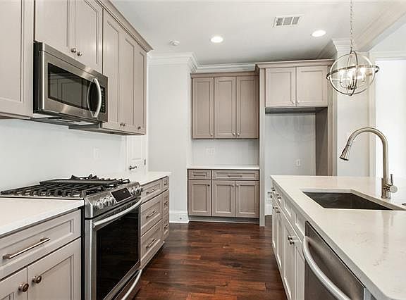 3rd image of 6019 Paris Ave