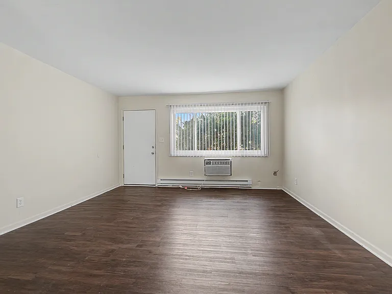 131 N Lincolnway #4 — Photo 2