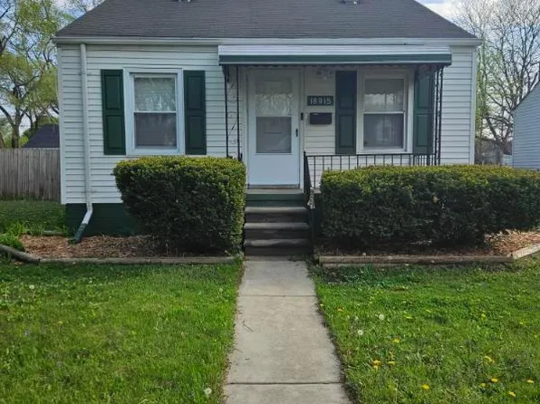 18915 Elkhart St, Harper Woods, MI 48225