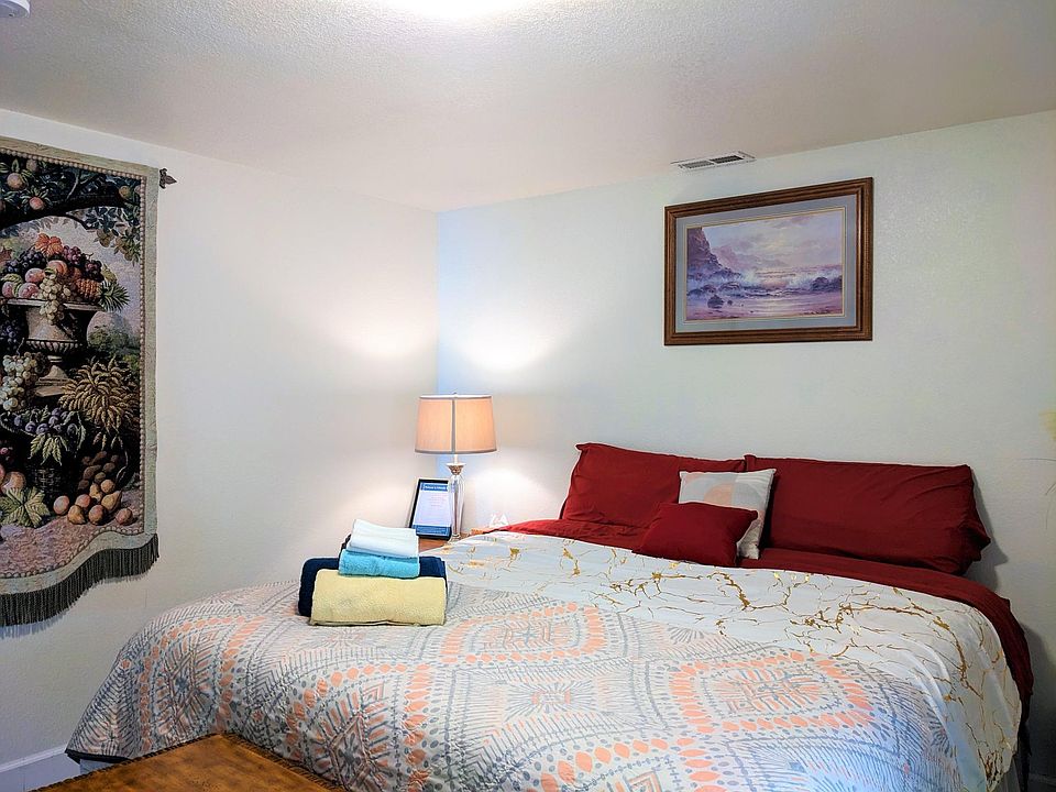 Another view of the room.