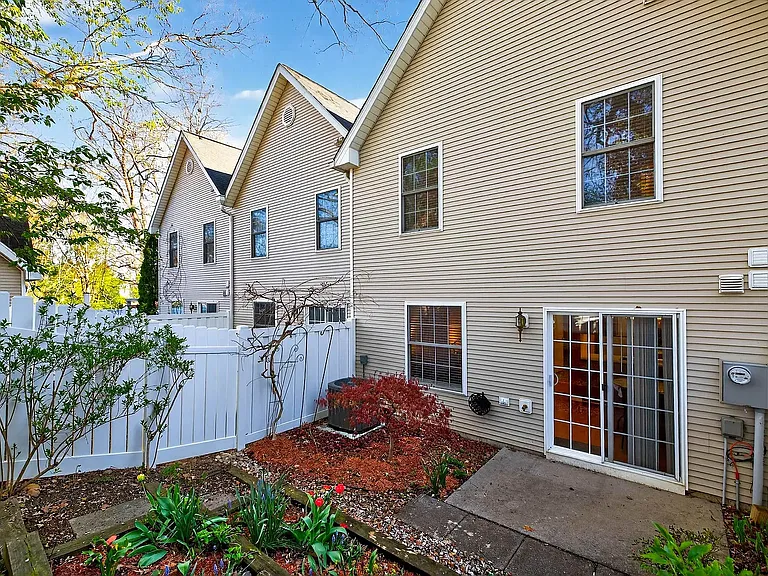 1094 Oakdale Ct — Photo 14