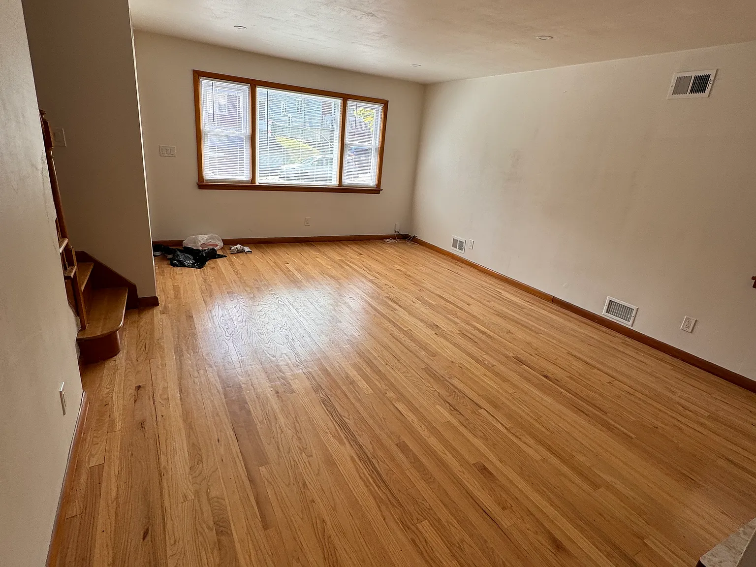 3 bed, 1.5 bath, 1600 sqft, $4,150 — Photo 2