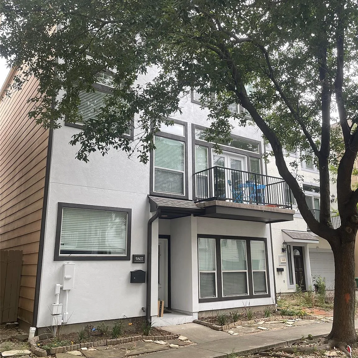 3 bed, 3.5 bath, 2486 sqft, $3,000 — Photo 2