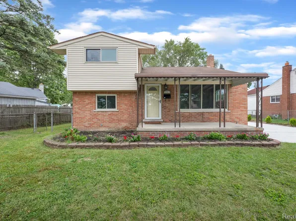 32415 Maplewood St, Garden City, MI 48135