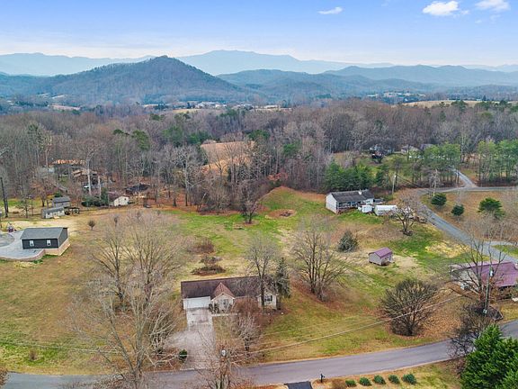 5th image of 2410 Amanda Ln