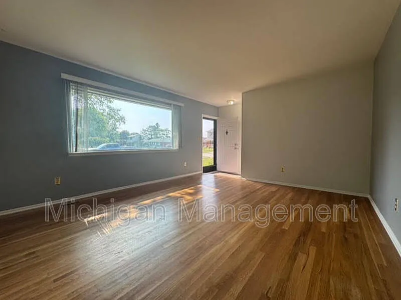 3 bed, 2.0 bath, 1195 sqft, $2,400 — Photo 2