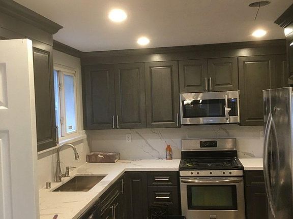2nd image of 556 Del Monte Ave