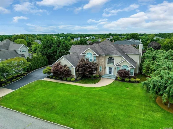 4 Winterberry Court, Miller Place, NY 11764
