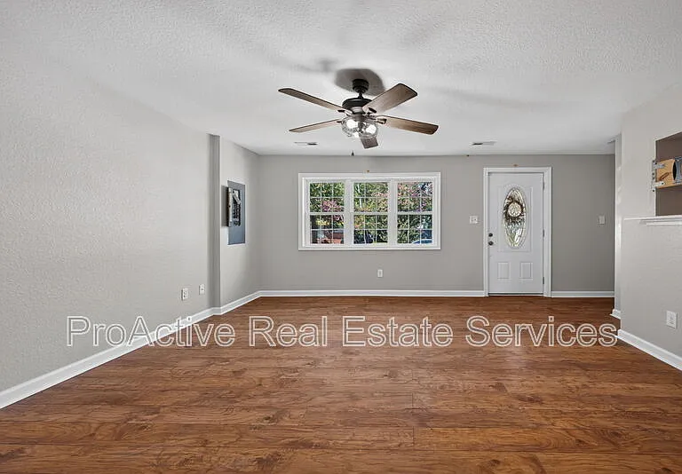 1065 Lindenwood Ave — Photo 2