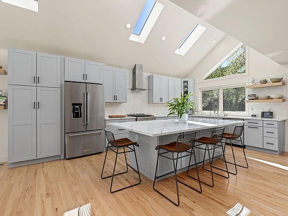 4th image of 300 Oakwood Pl
