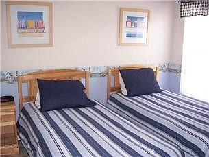 HR3P717OD-twin-bedroom