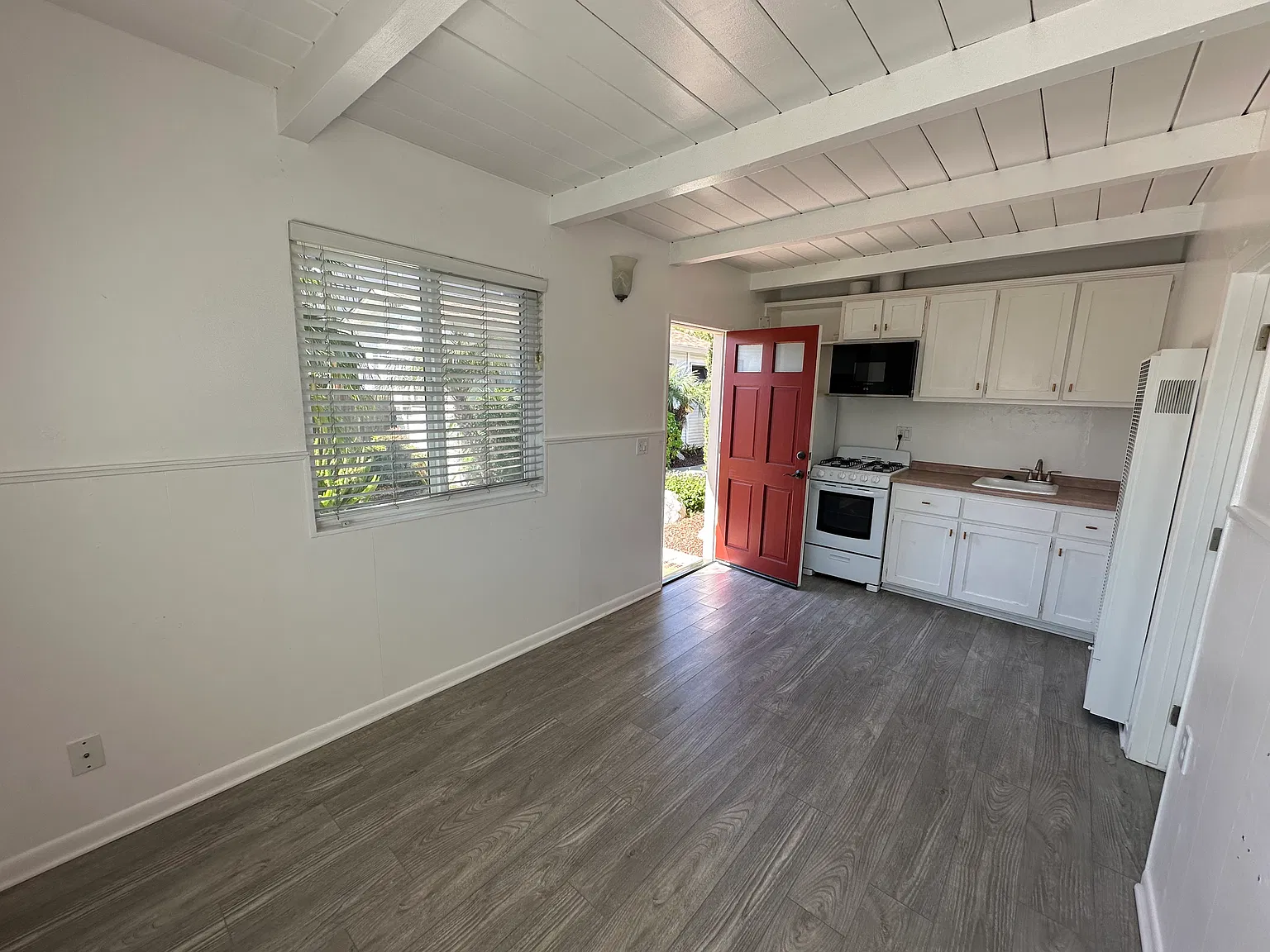 1 bed, 368 sqft, $2,100 — Photo 2