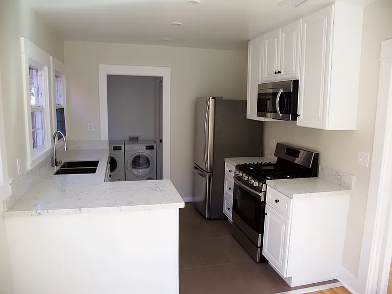 1433 Talmadge St — Photo 8