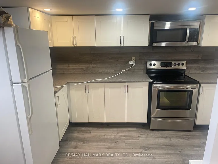 61 Aurora Heights Dr #LOWER — Photo 5