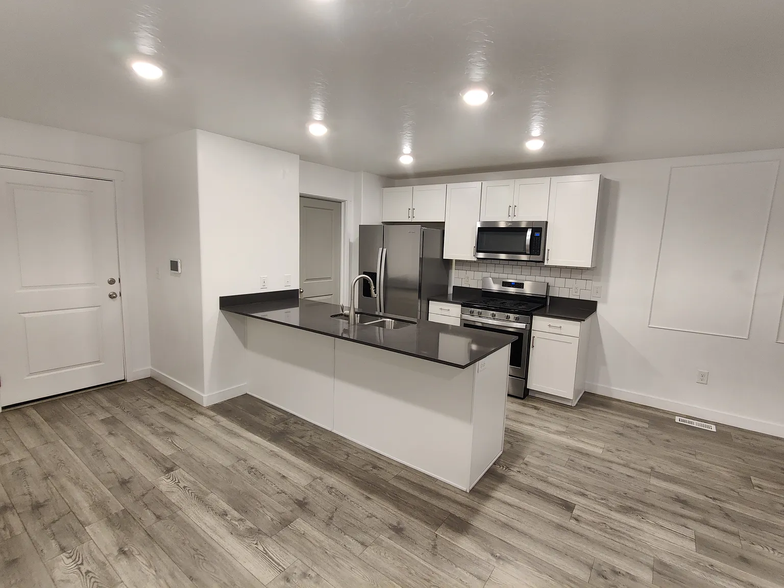 3 bed, 1400 sqft, $1,999 — Photo 4