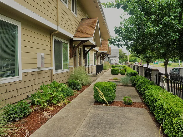 305 6th Townhomes Ave — Photo 2