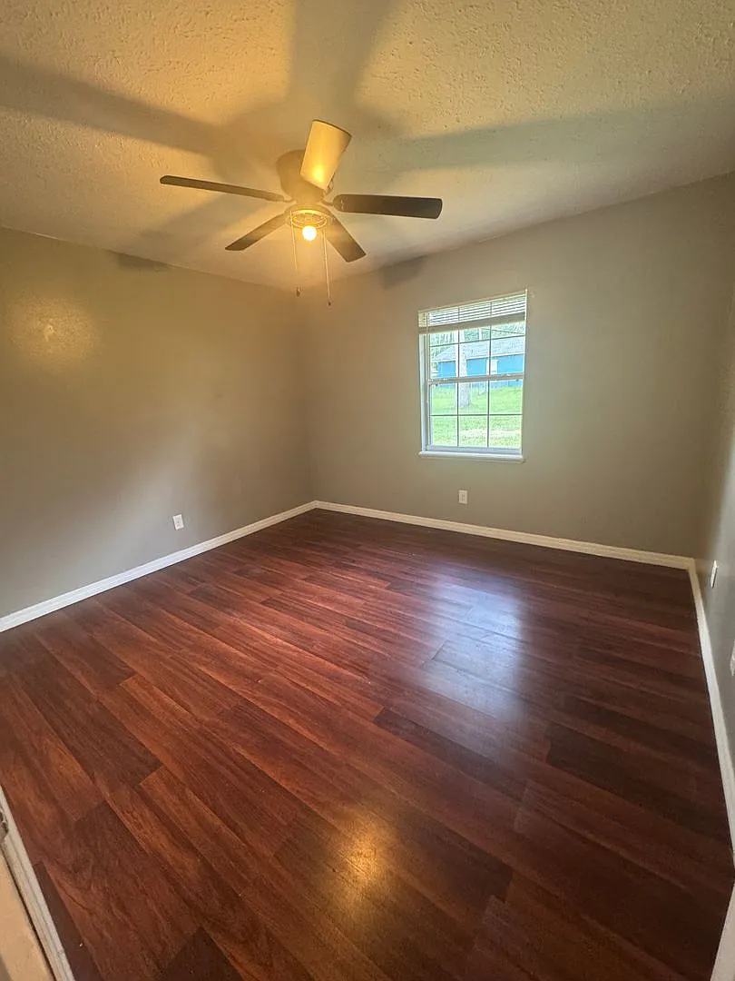 Charming 2BR/1BA Duplex with Large Yard Affordable Comfort in a Quiet Neighborhood — Photo 4